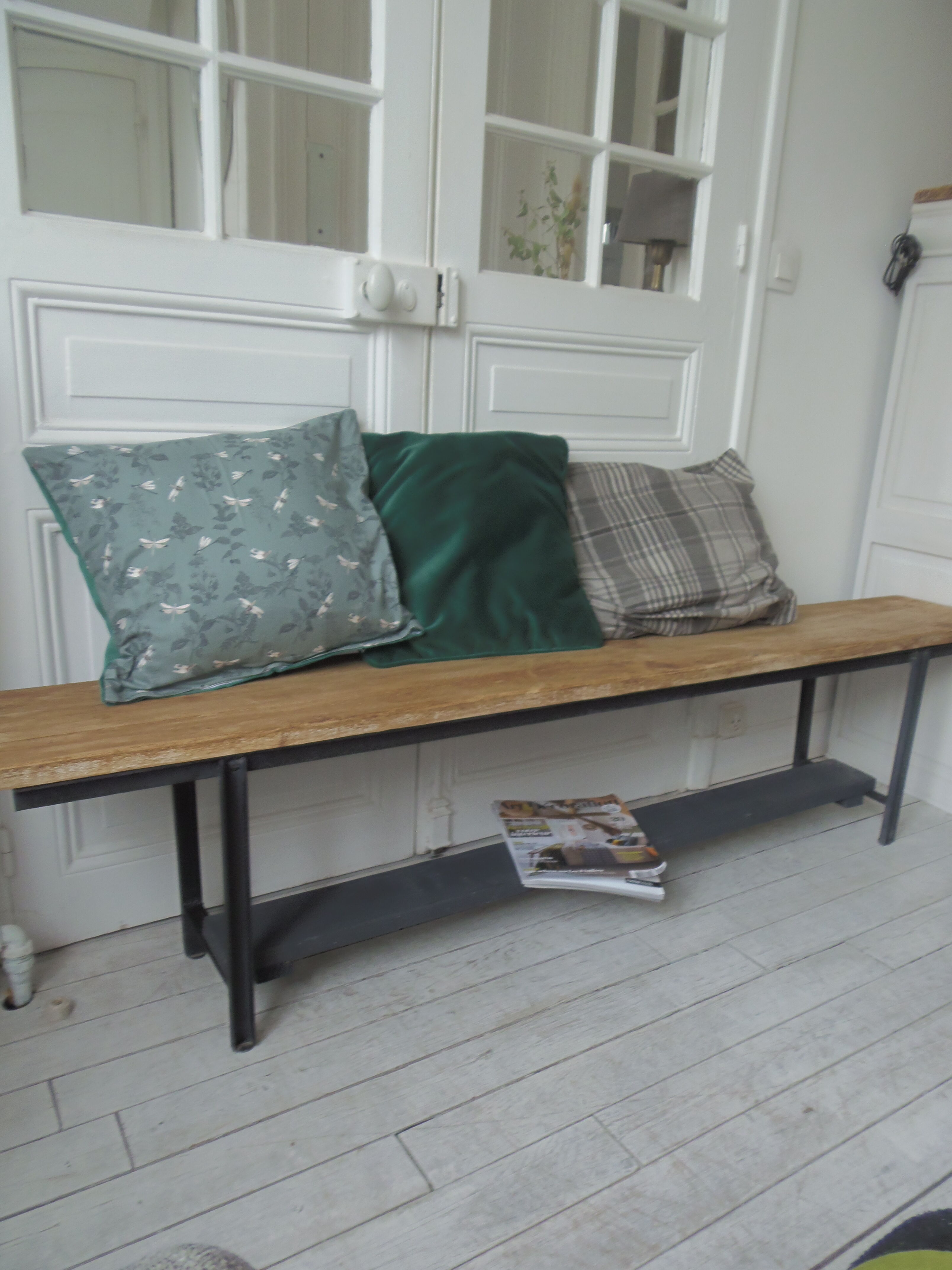 Bench metal structure and cross slate gray wood, waxed seat medium oak.