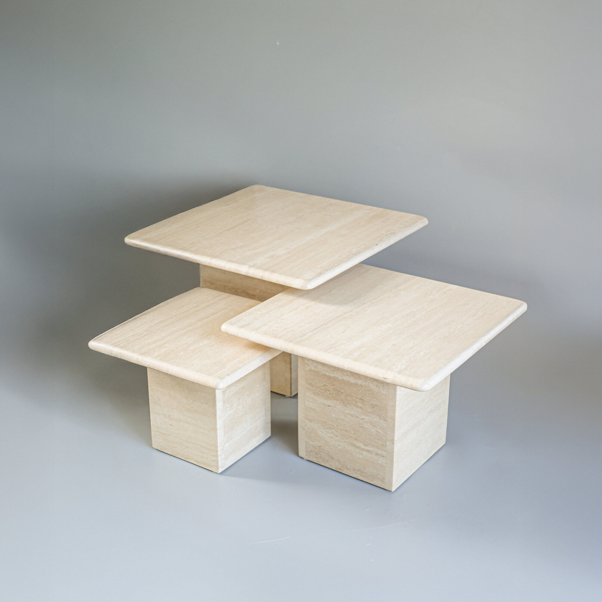 Tables gigognes en travertin italien, années 1970.