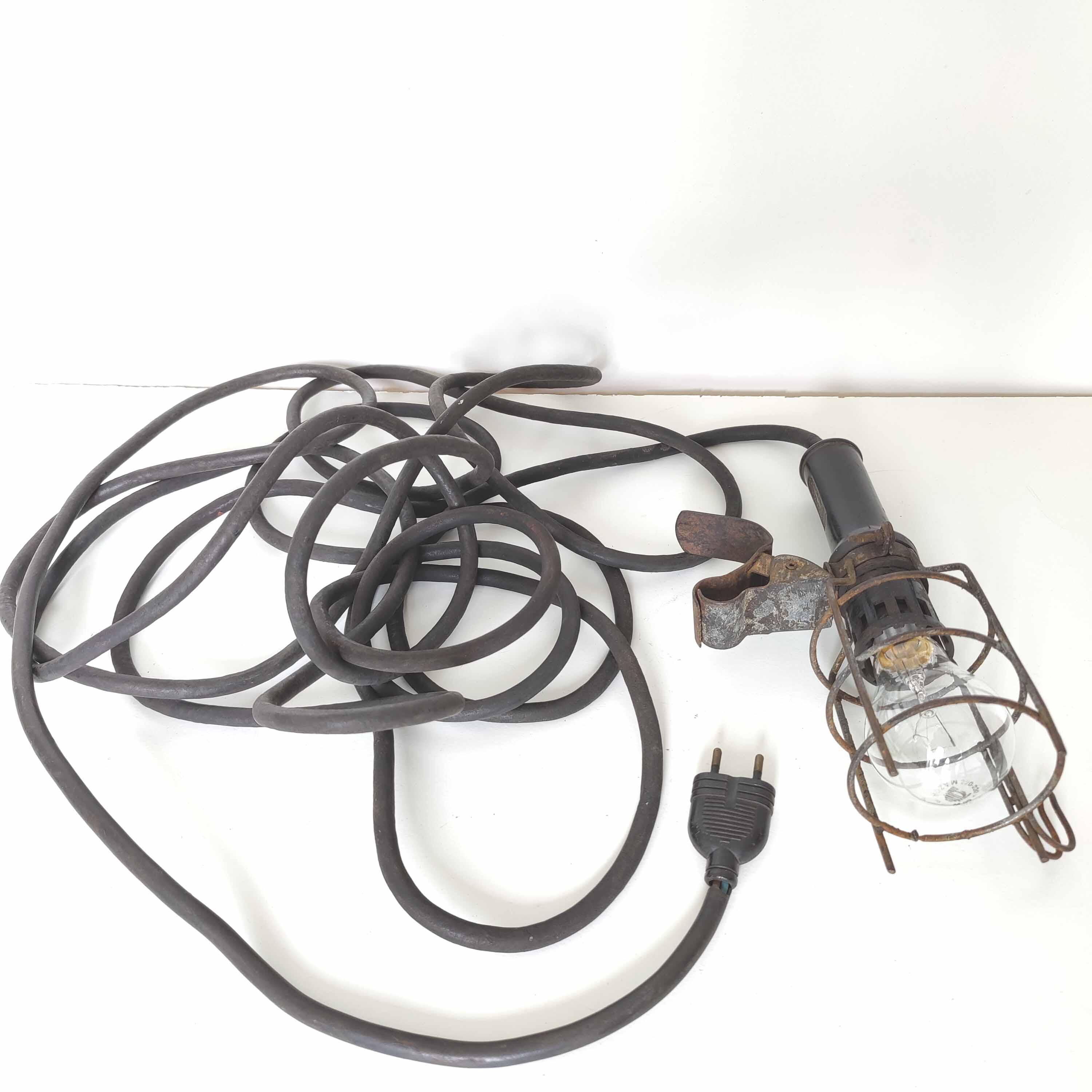 Lampe baladeuse noire d’atelier industrielle Atrow
