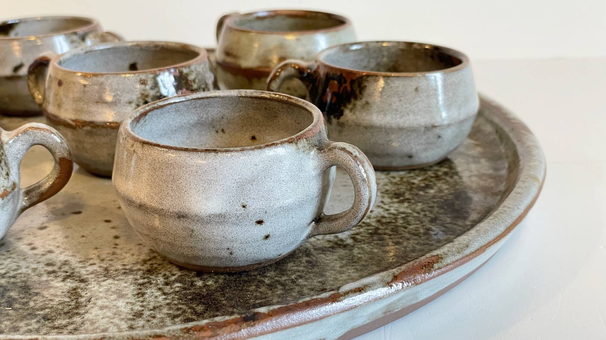 Enamelled stoneware tray and its 7 cups