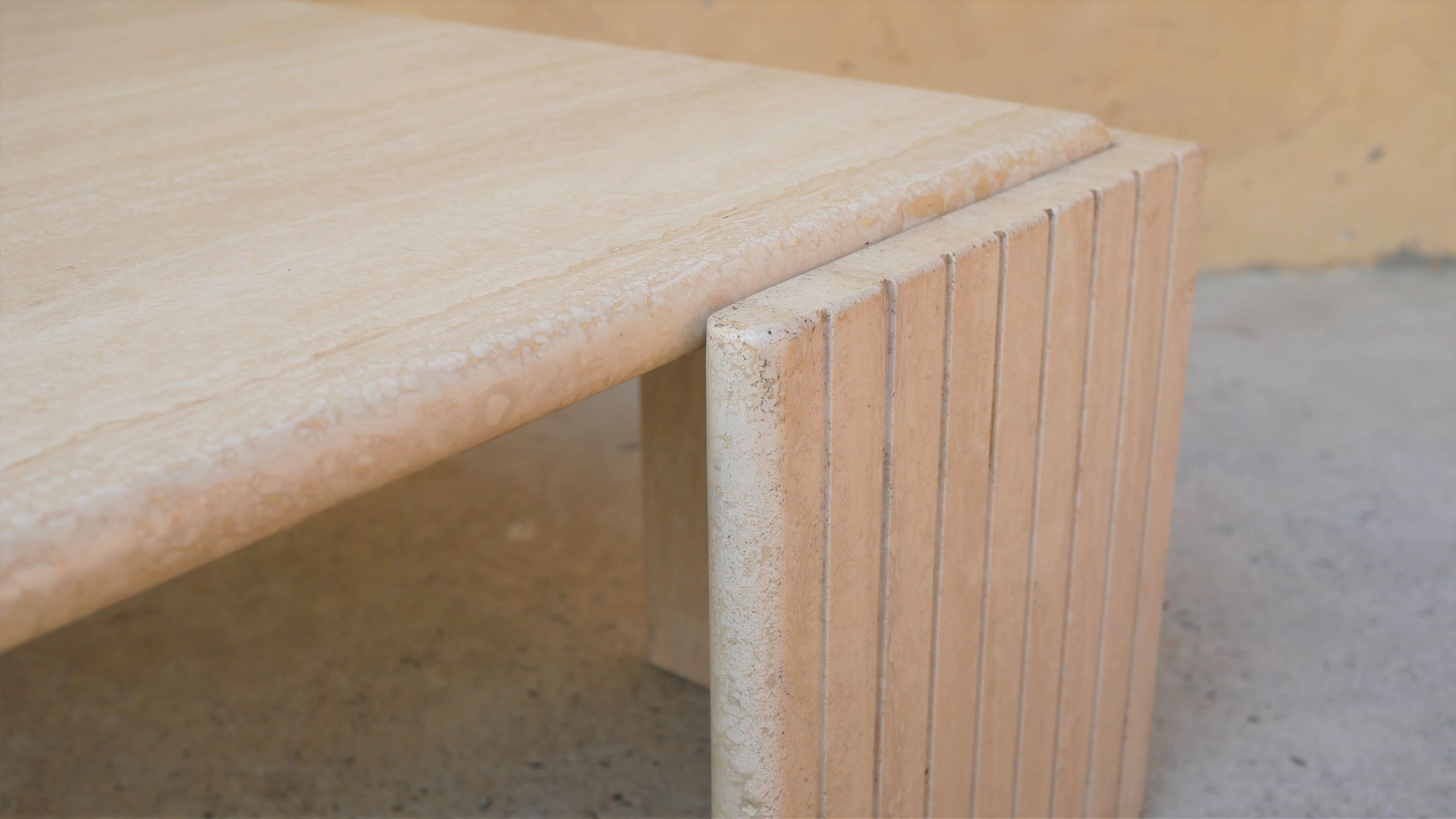 Table basse vintage en travertin par les éditions Roche Bobois
