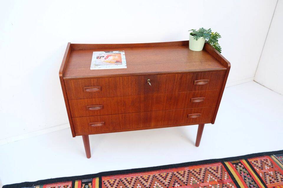 Teak chest of drawers in Danish style, 1960s/70s, retro/vintage style, dating from the mid-20th century.