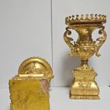 Paire de vases en bois sculpté et doré, au style raffiné inspiré de l'empire