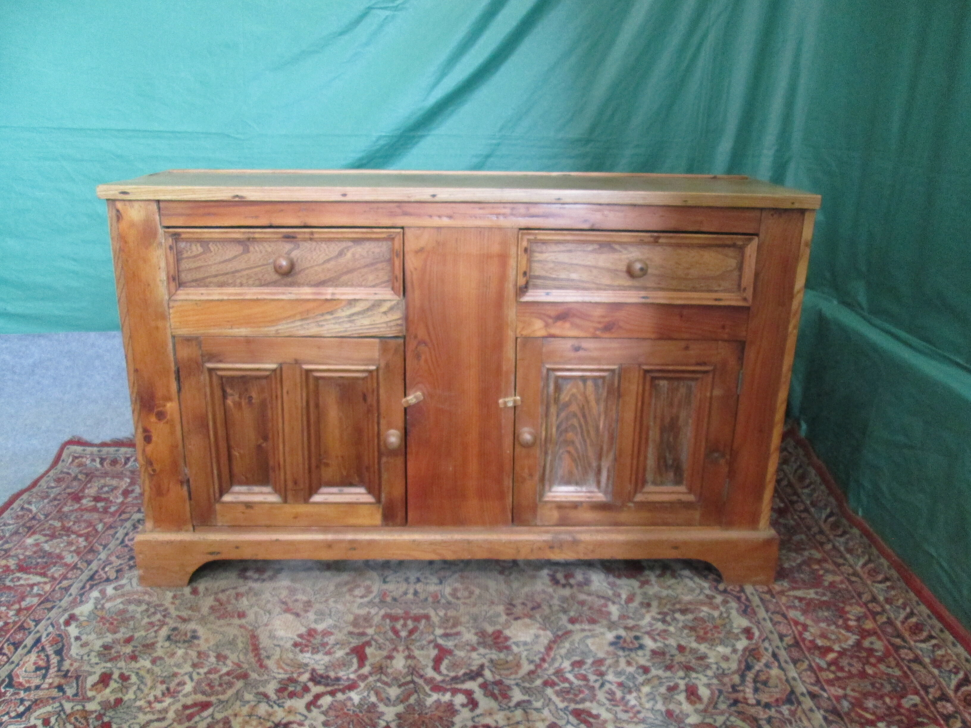 English elm vaisselier