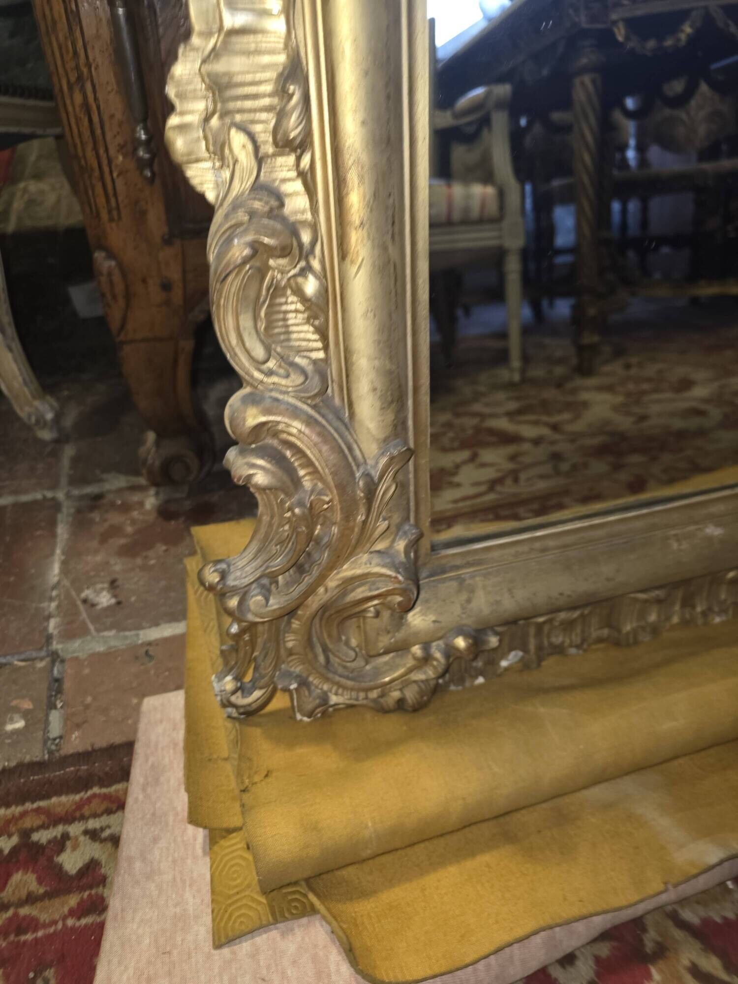 Miroir style Louis XV doré à la feuille d'or du XIXème, 181cm H