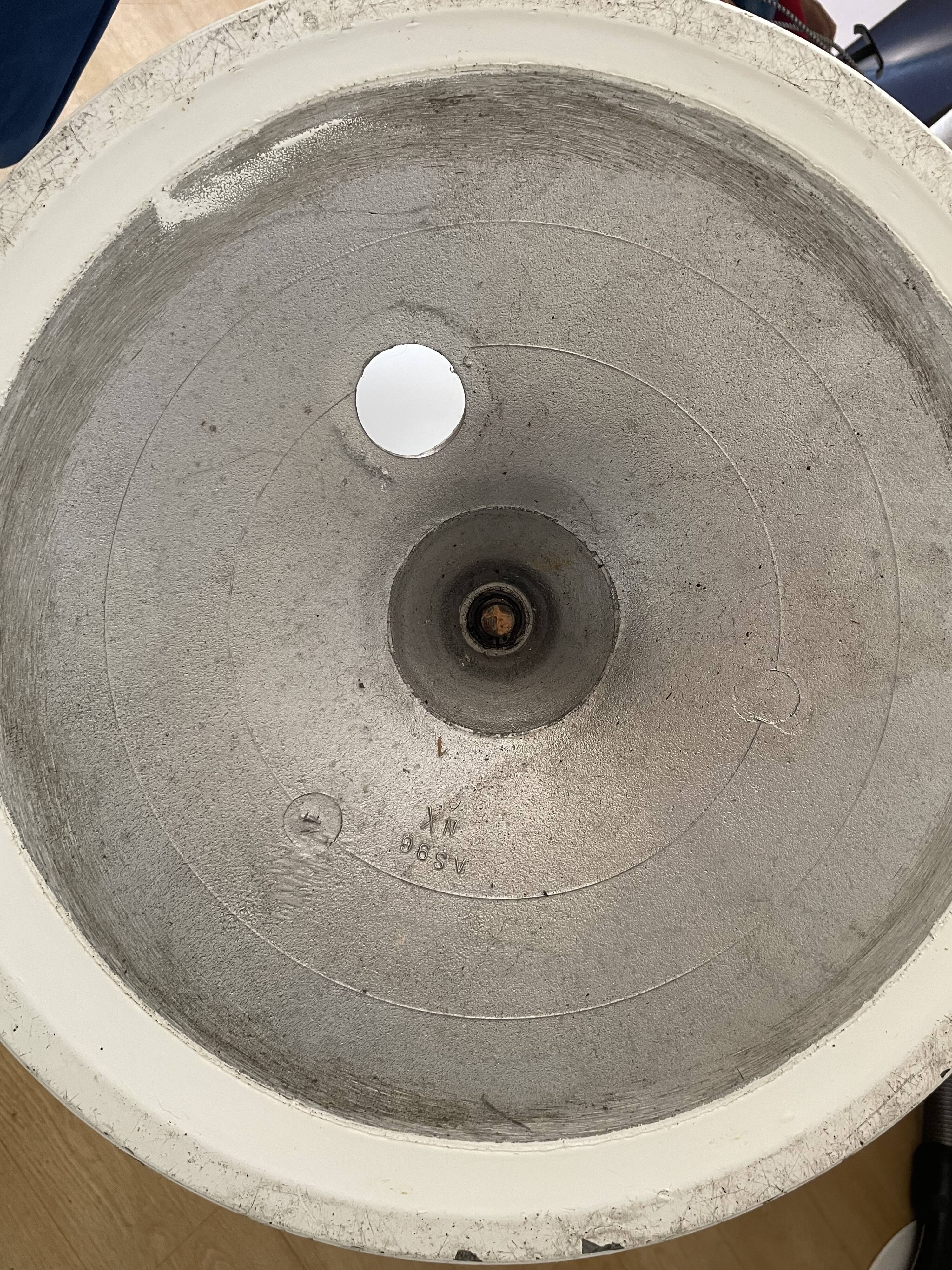 2 Saarinen tulip chairs by Knoll