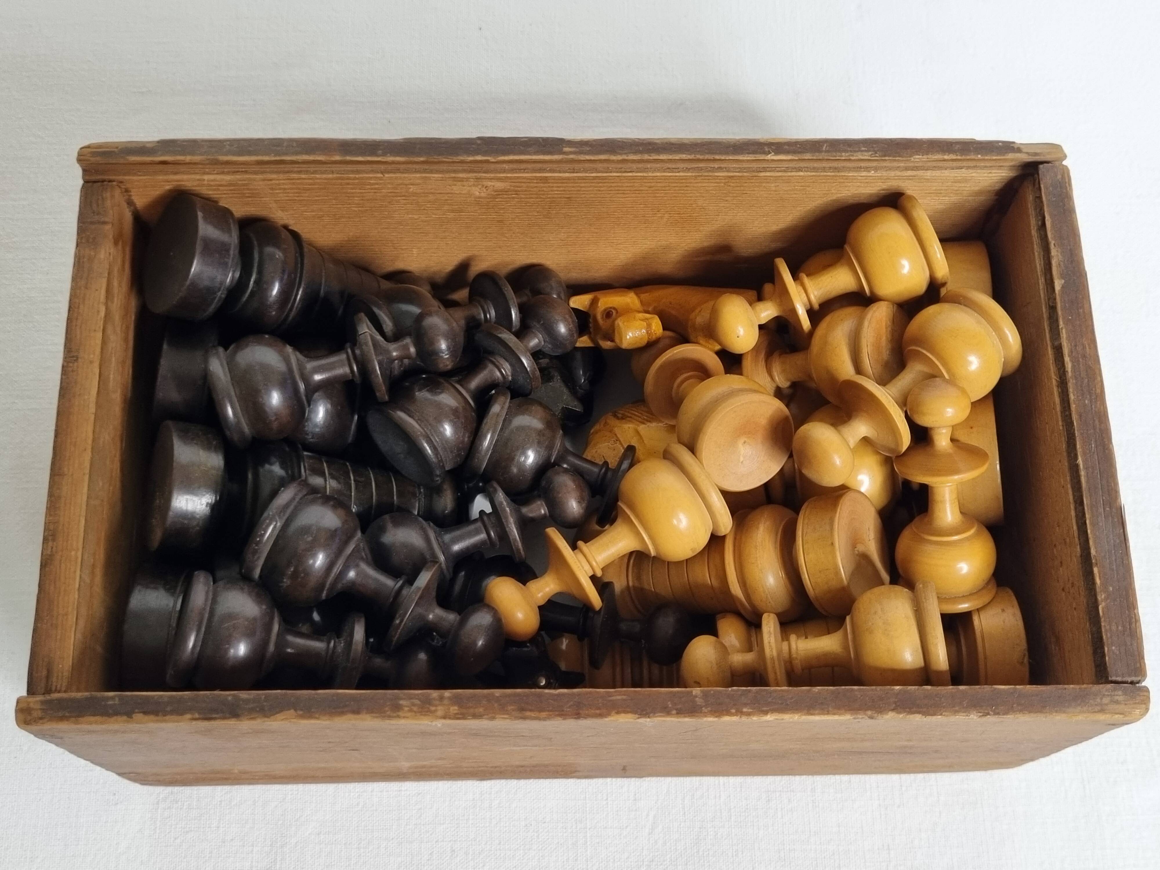 Antique boxwood chess set, Regency style, late 19th - early 20th century, complete, 10.5 cm