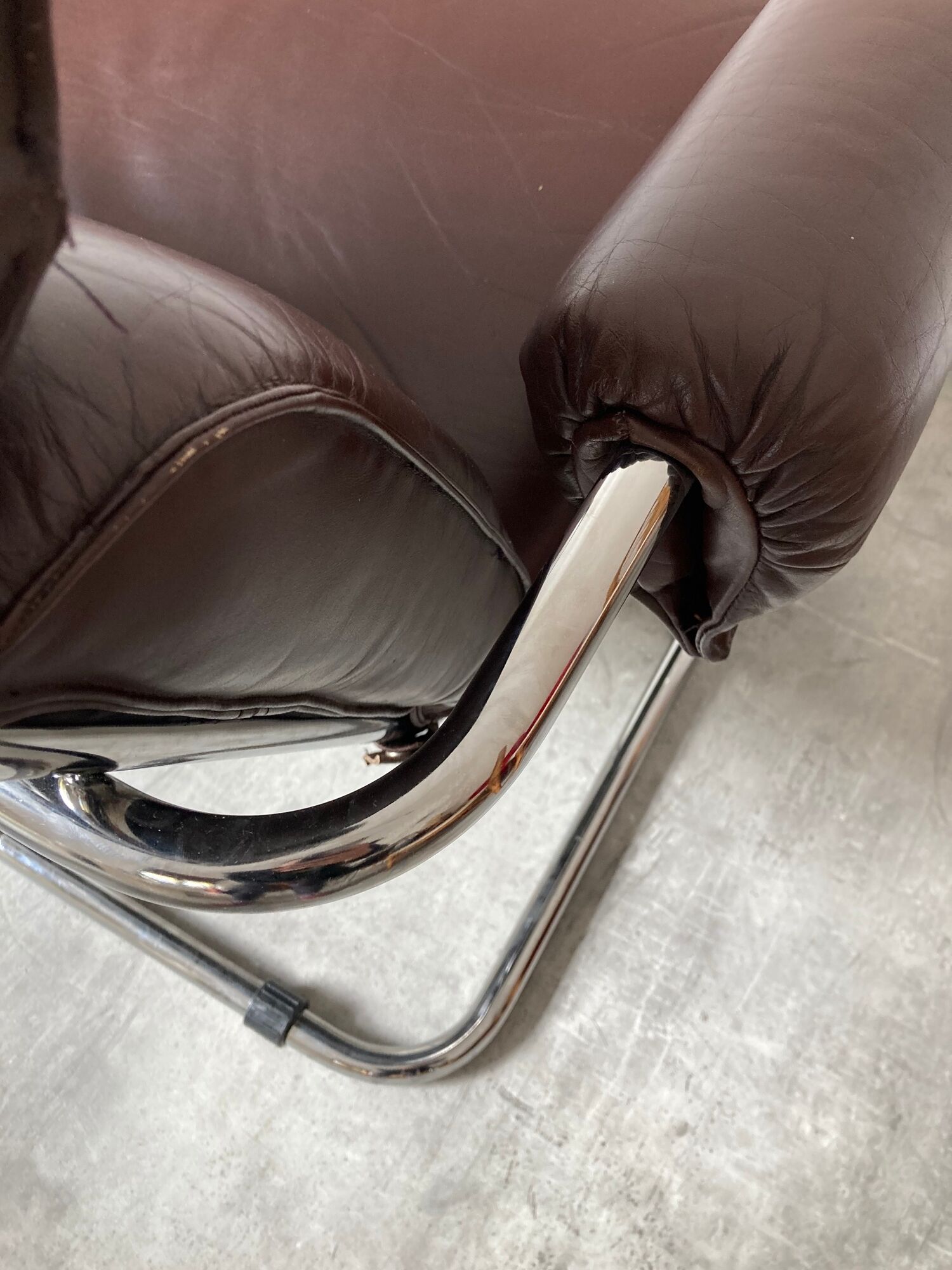Midcentury tubular chromed chairs with leather cushions