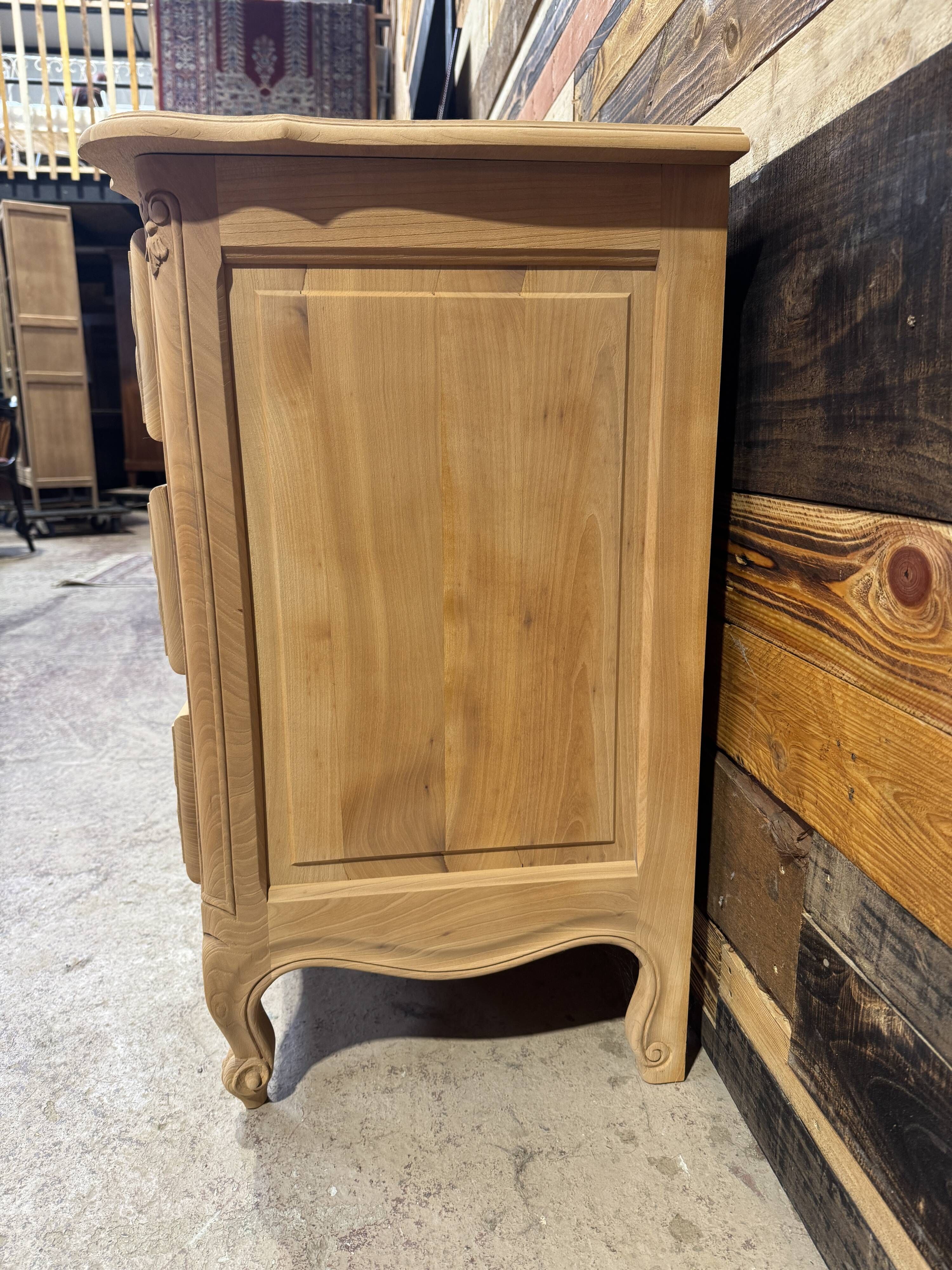 Commode aérogommée, de style Régence / Louis XV