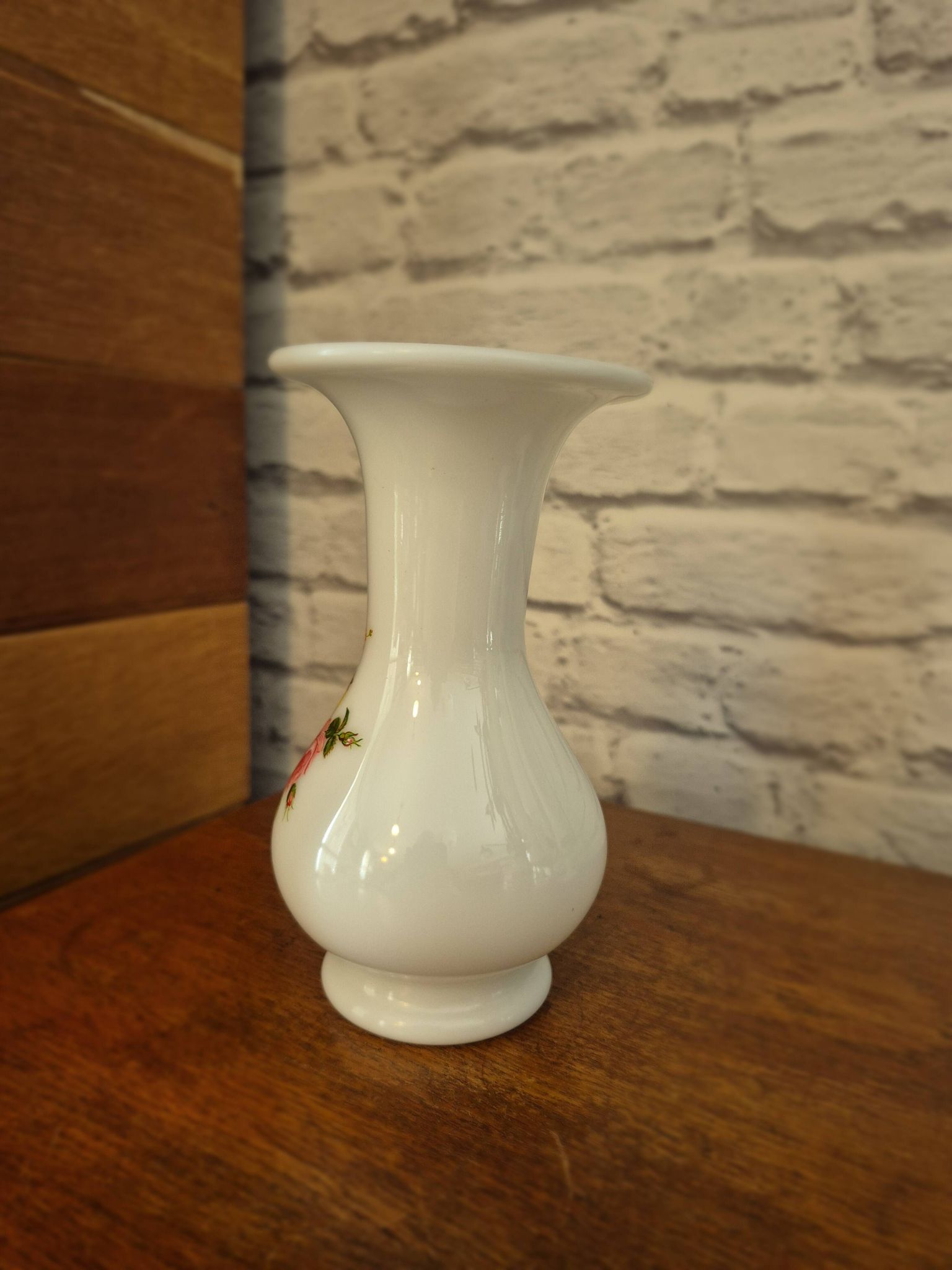 Vase trompette en opaline blanche fleuri vintage