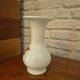 Vase trompette en opaline blanche fleuri vintage