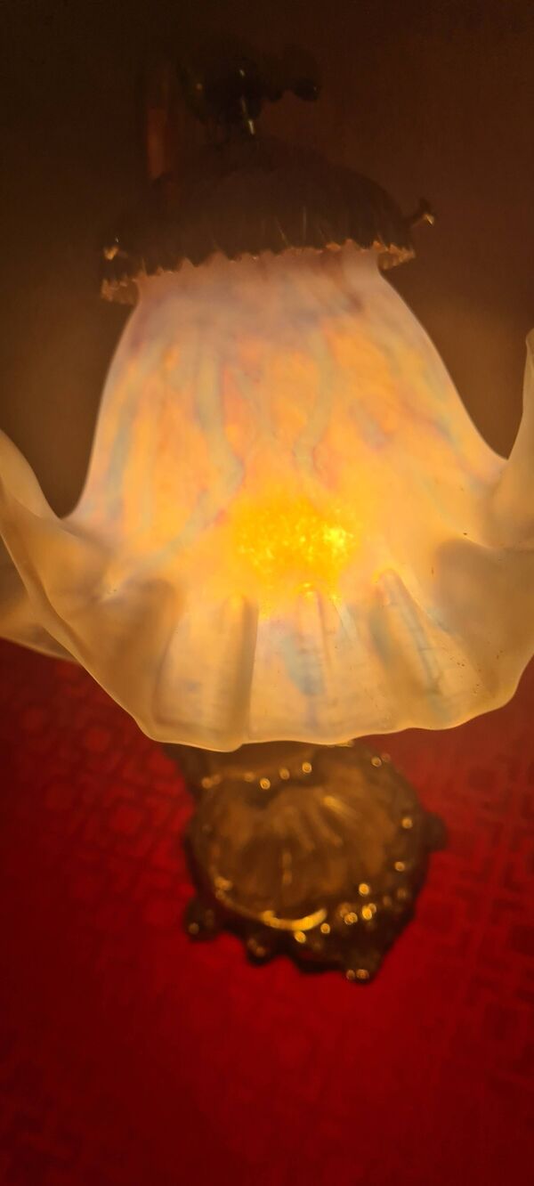 Lampe de table en bronze et tulipe signée Vianne, 1900