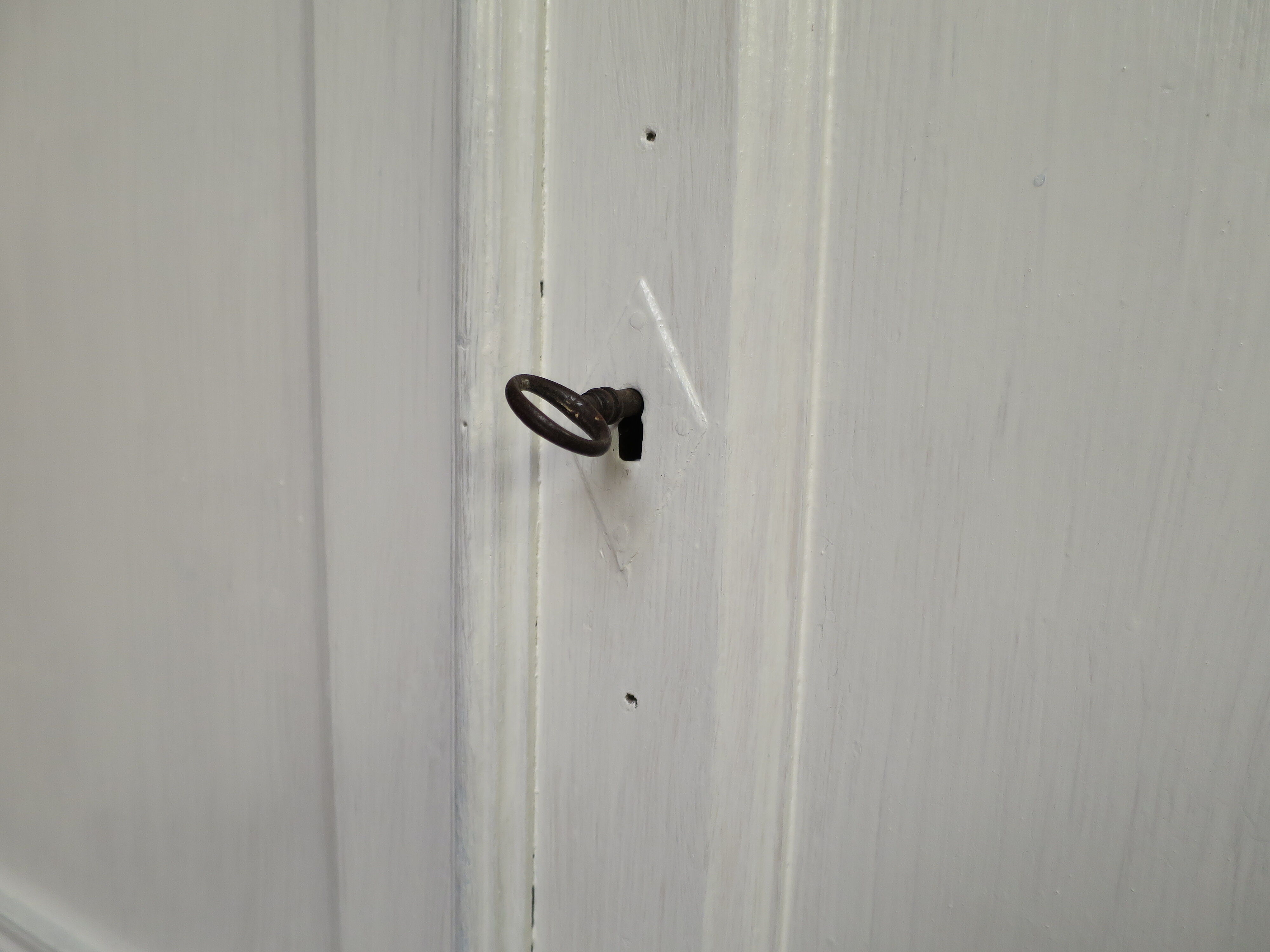 Off-white sideboard with 2 doors and 2 drawers