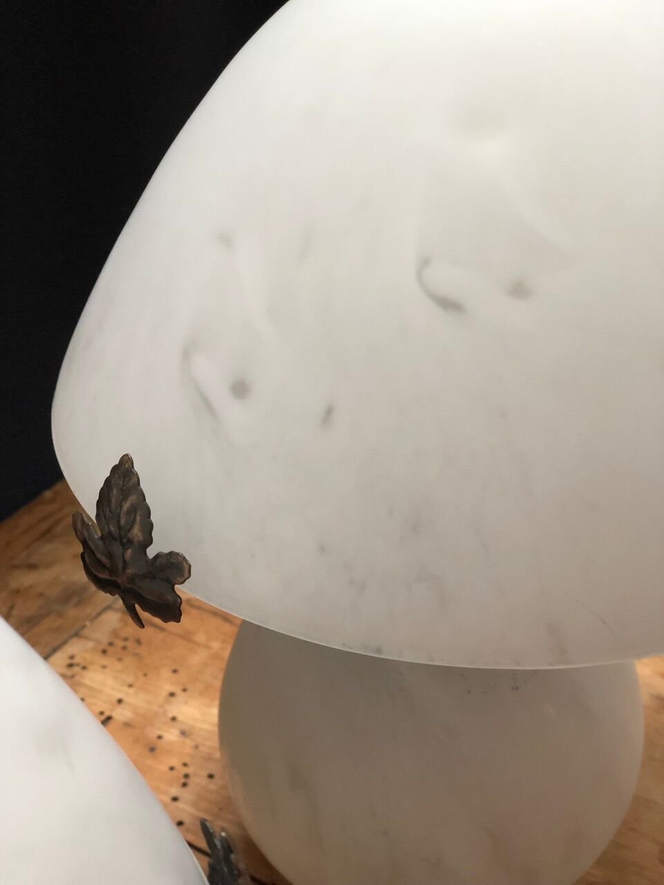 Mushroom lamp in white marbled glass paste
