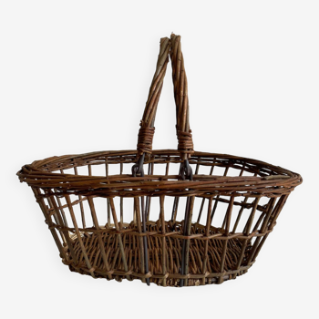 Wicker basket with baguette structure