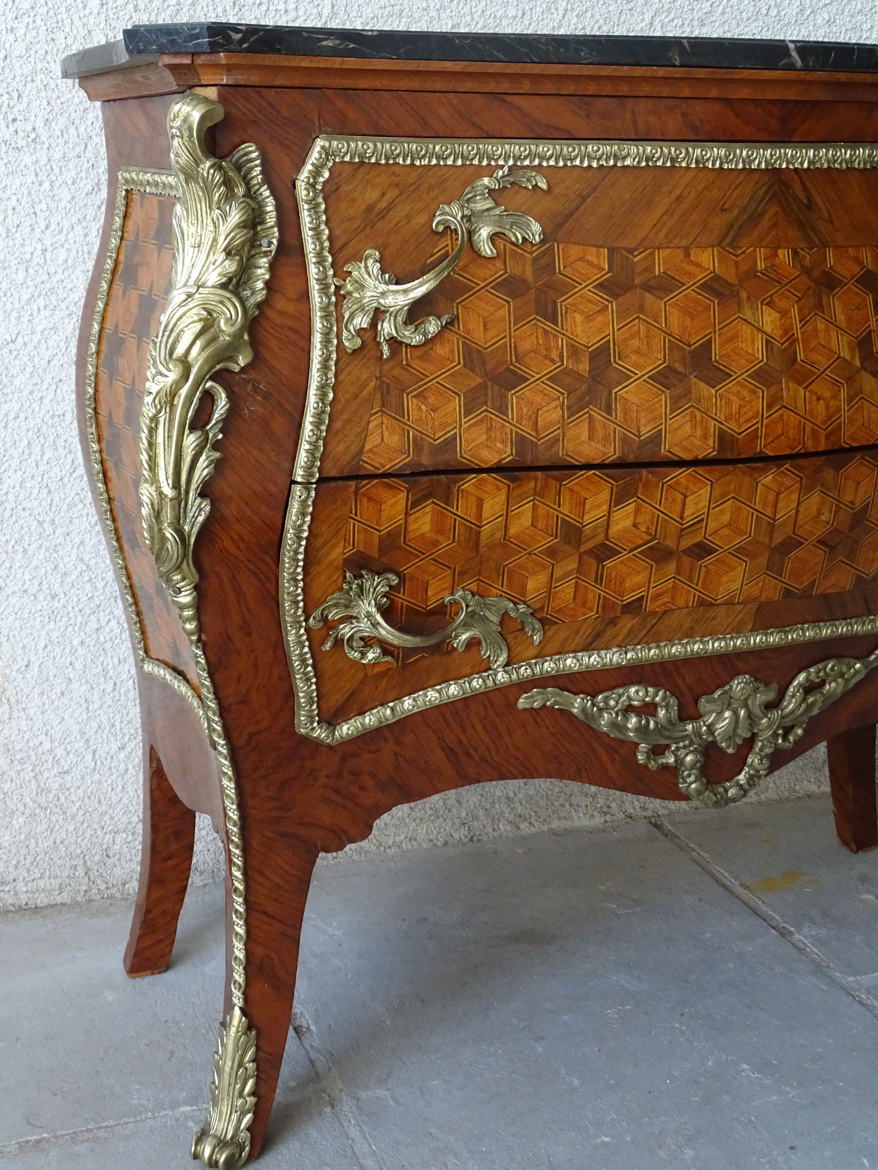Curved chest of drawers on all sides