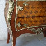 Commode galbée de toutes faces