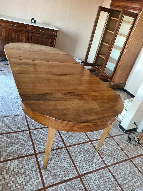 Table de salle a manger a bandeau en noyer avec 3 allonges