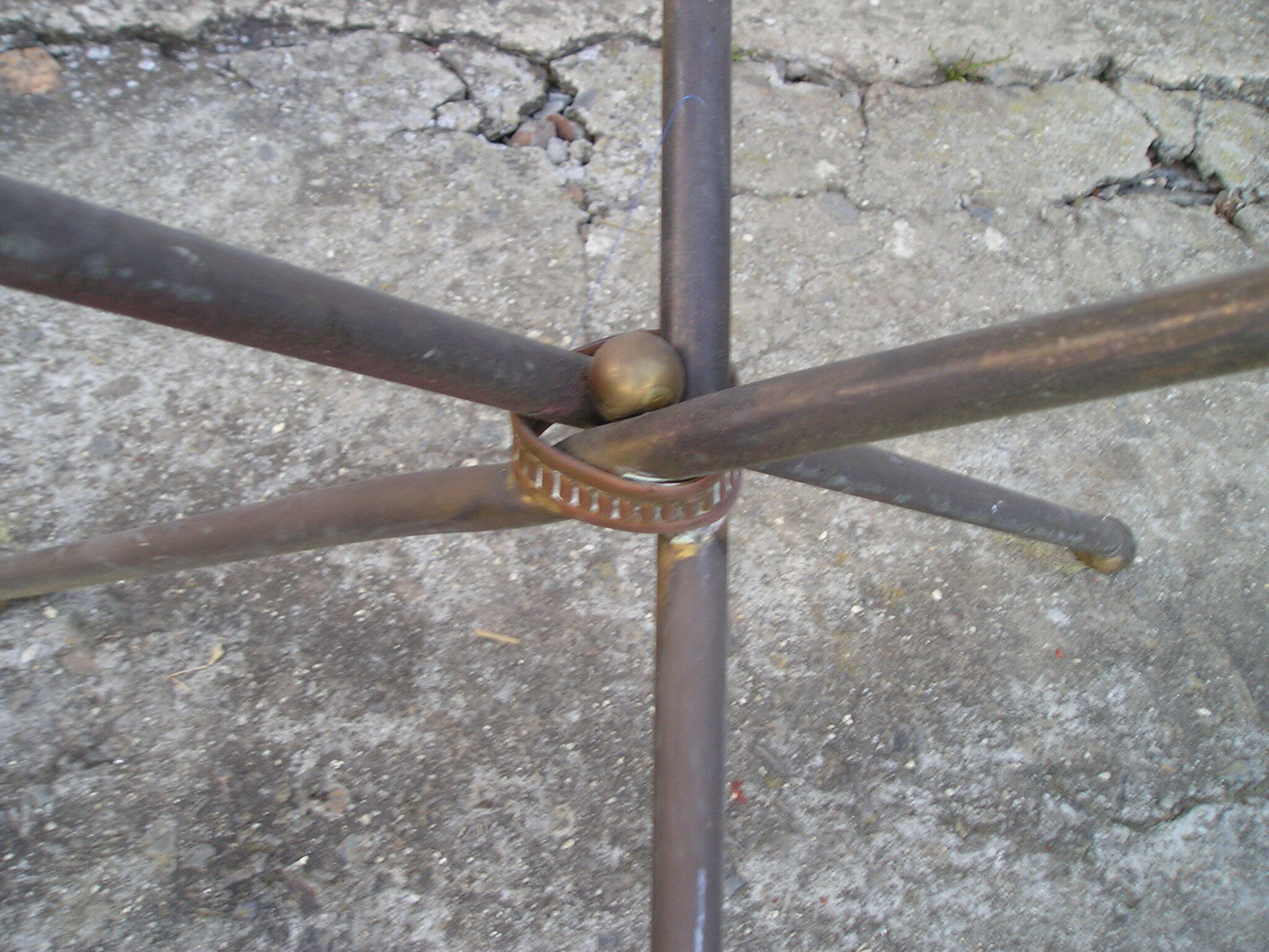 Table basse ronde tripode en laiton et verre 1970