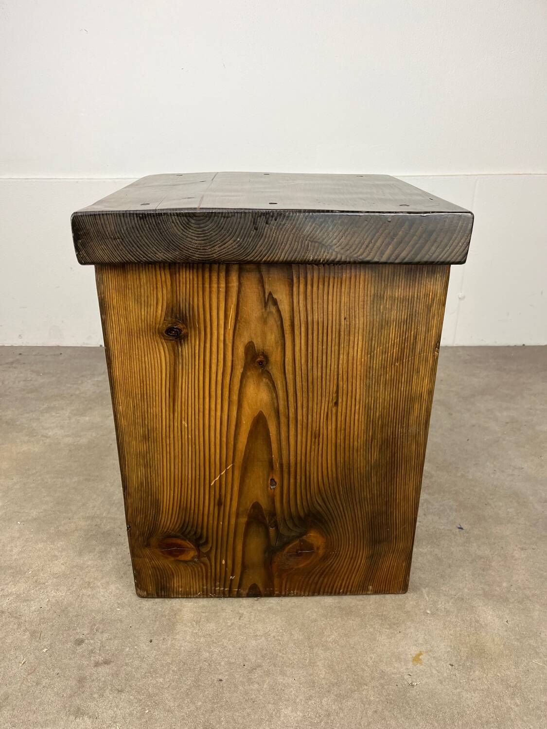 Tabouret brutaliste en bois massif style chalet