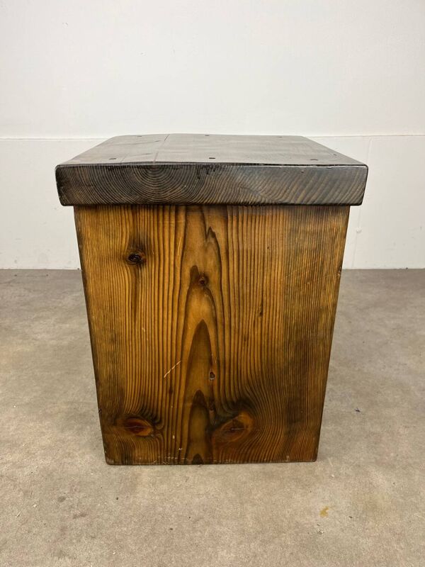 Tabouret brutaliste en bois massif style chalet