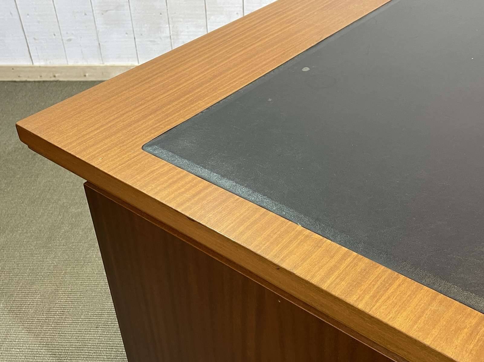 Bureau de direction anglais des années 1970 en acajou