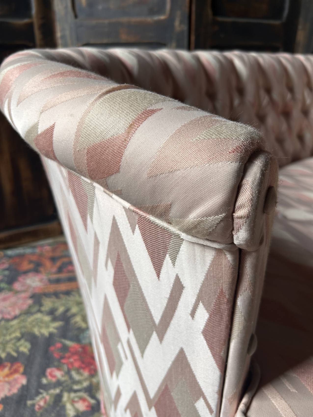 Small vintage 2-seater sofa from the 70s in Hollywood Regency style, satin pink.