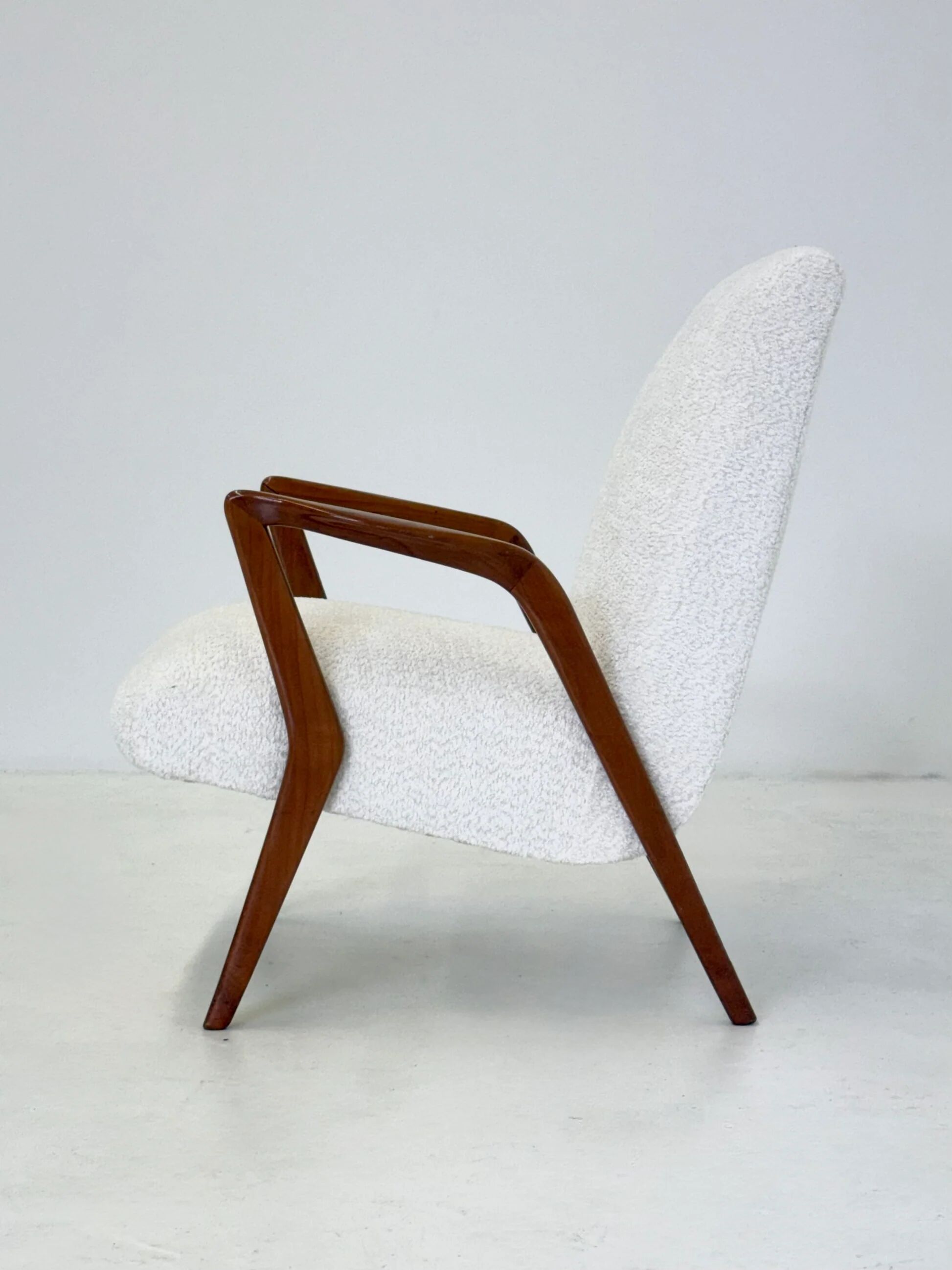 Italian mid-century lounge chair in cherry wood with white bouclé