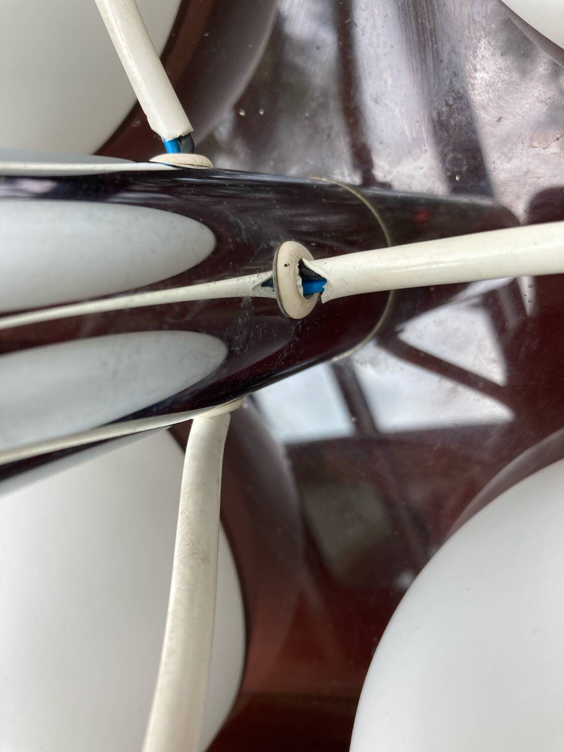 Lustre italien en opaline et plexiglas 70’s