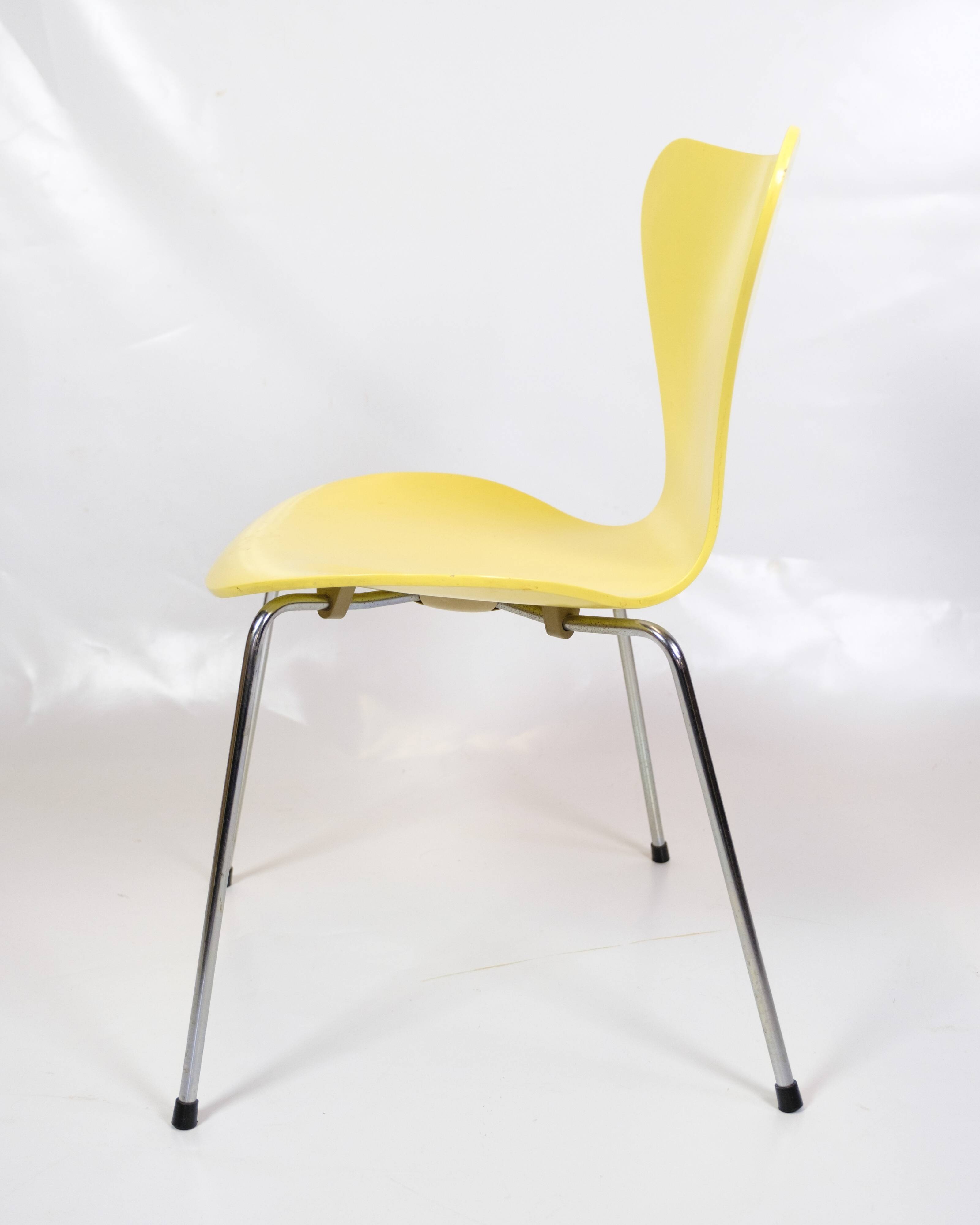 Set Of 6 Seven Chairs Model 3107 Lacquered In Yellow By Arne Jacobsen For Fritz Hansen From 1990s
