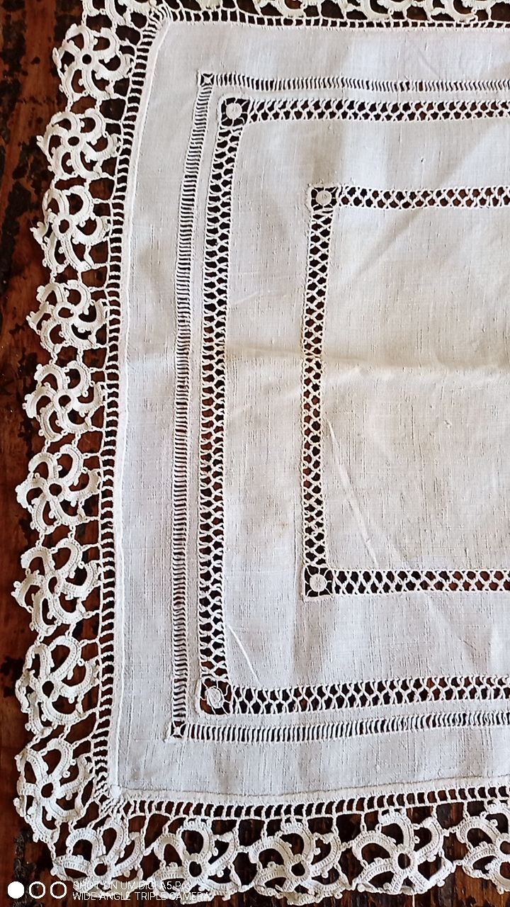 Centerpiece - lace - antique textile - 40 x 44 cm