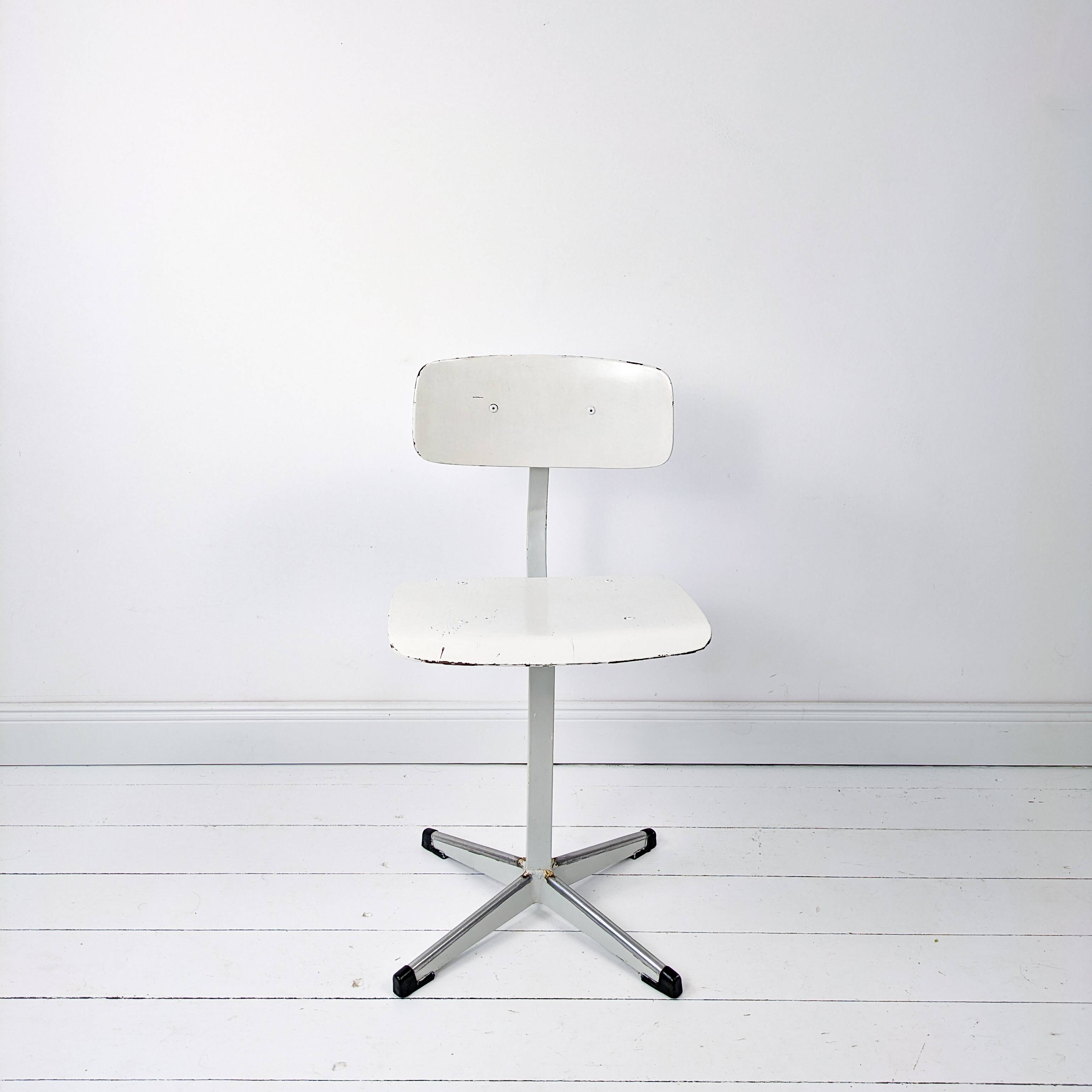 Mid Century Chaise d'école Chaise d'enfant Blanc Bois Métal Vintage Rétro C