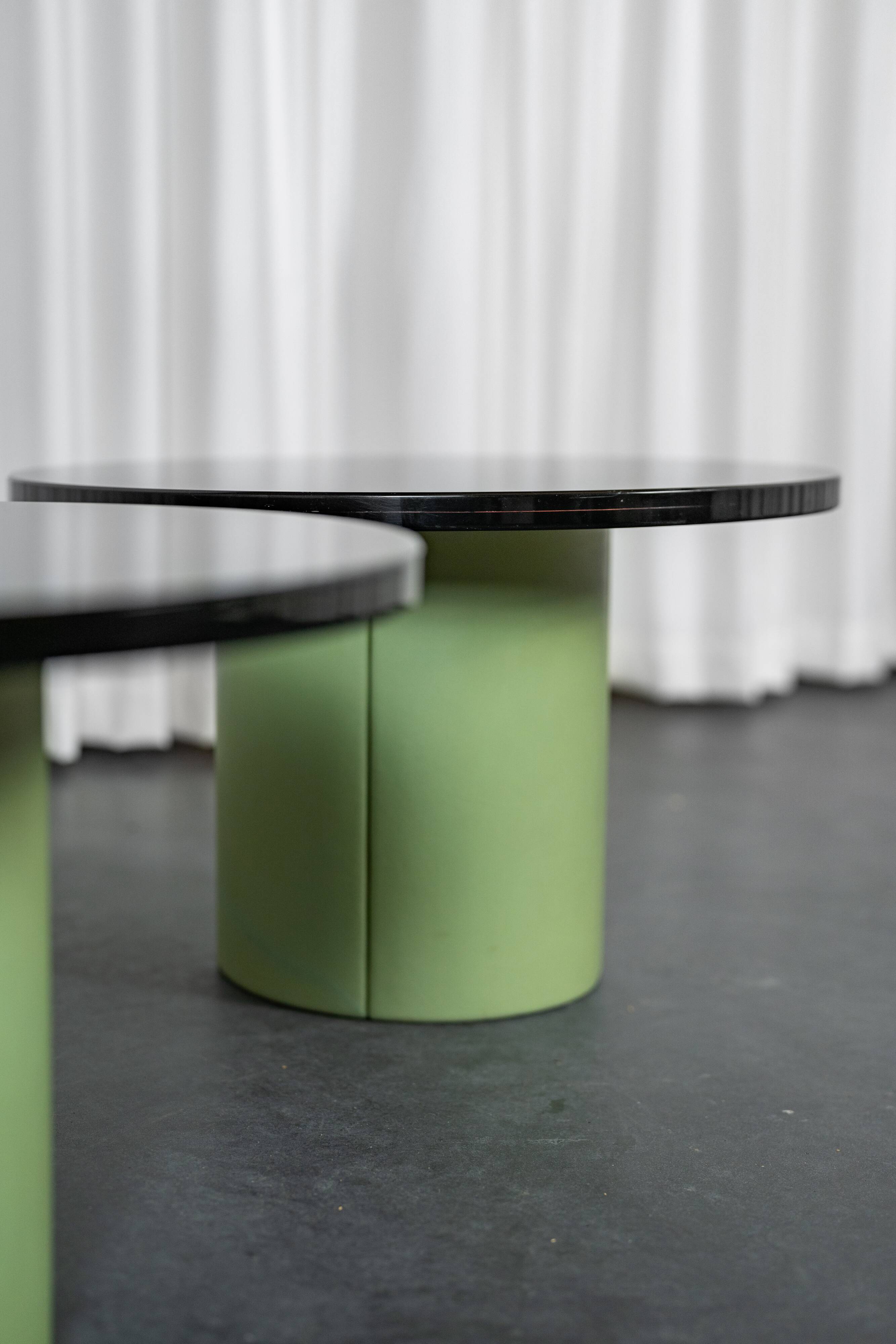2 tables basses en cuir et plexiglas