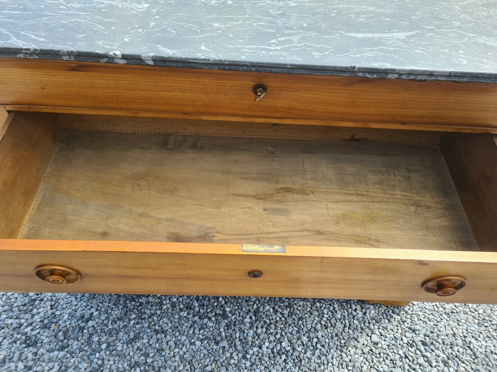 Chest of drawers in cherry