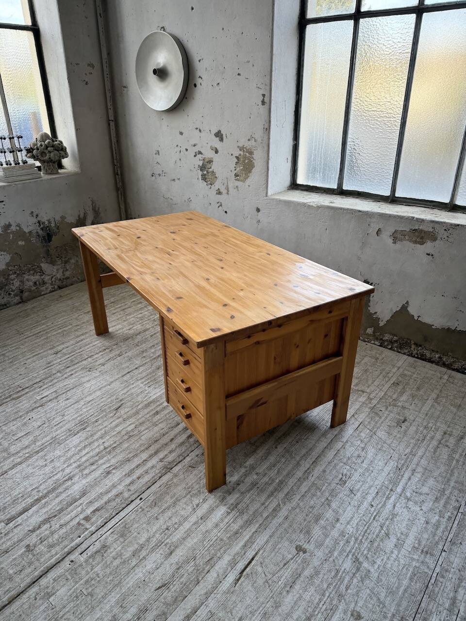 Bureau pin suédois style aperldoon 1970