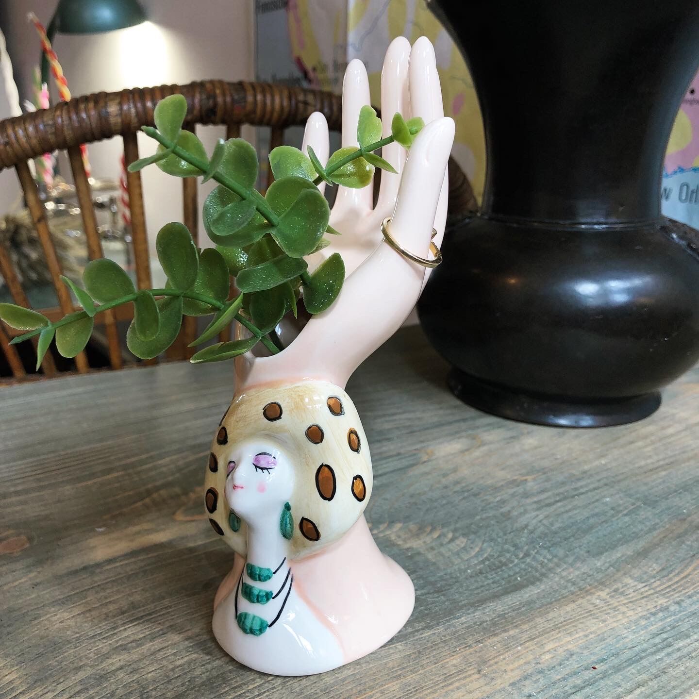 Hand baguier woman in hat