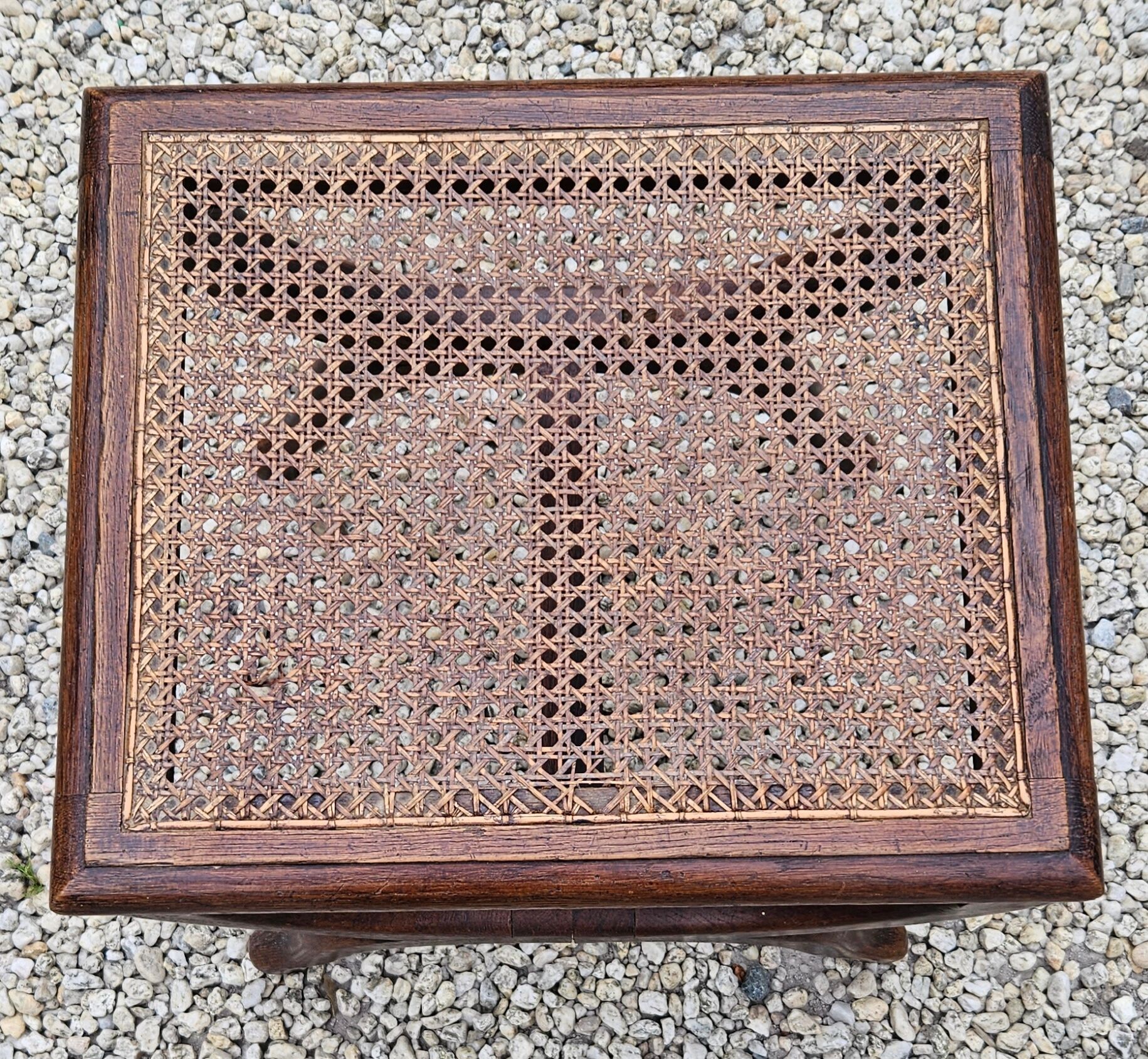 Cross-footed cane stool