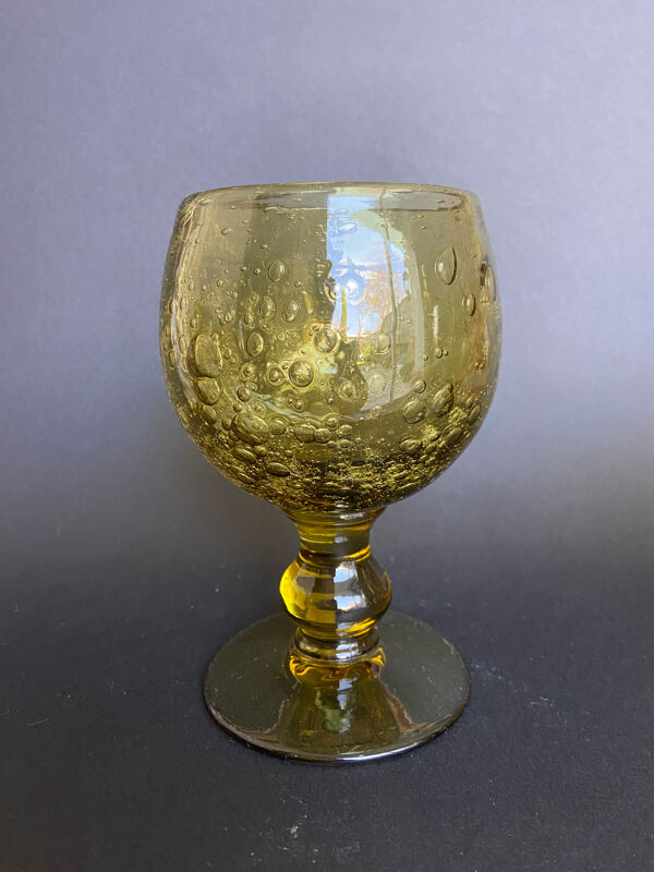 Suite de 4 verres à pied Biot en verre bullé vert ambré, années 1970