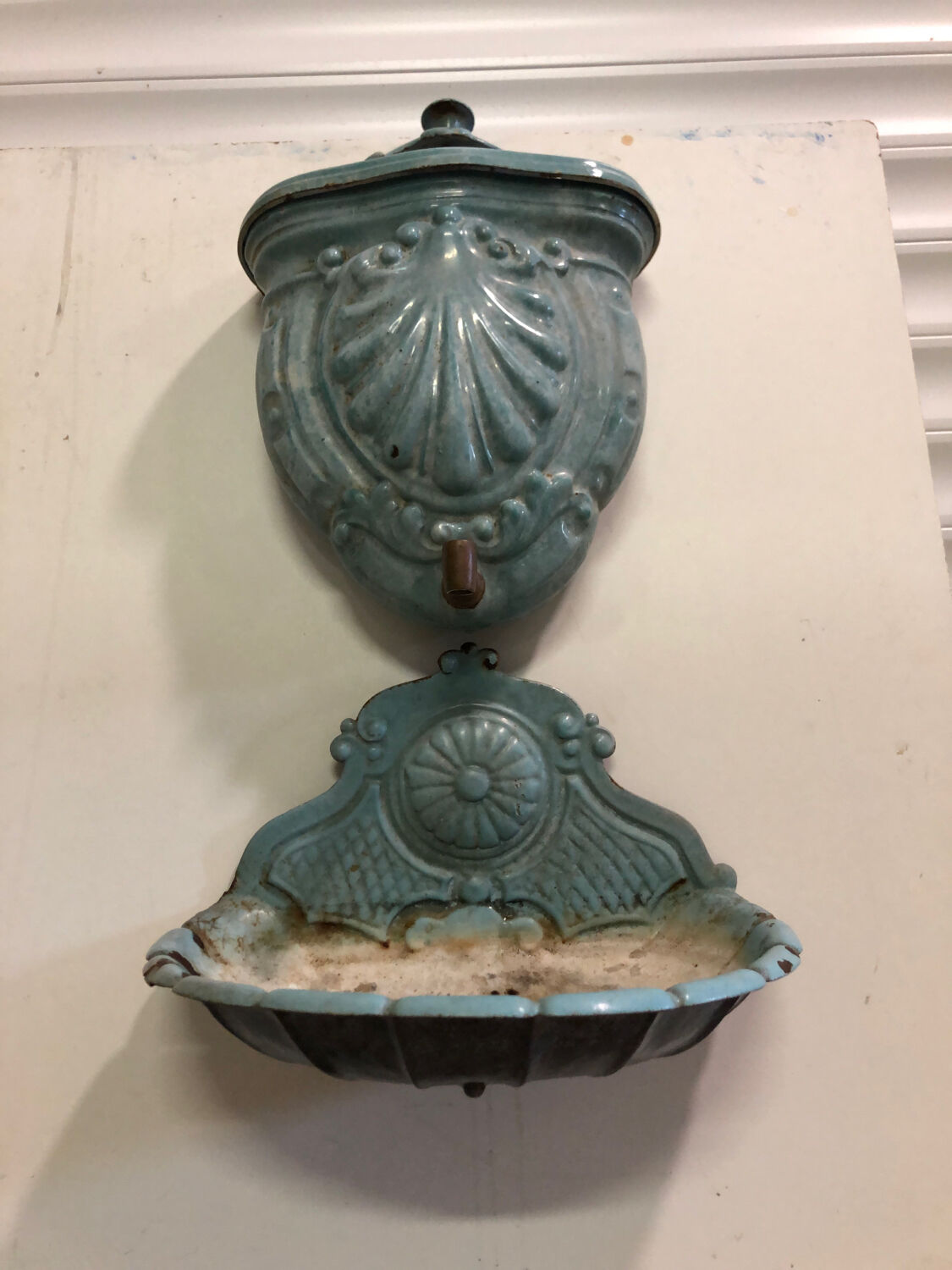 Enamelled cast iron fountain