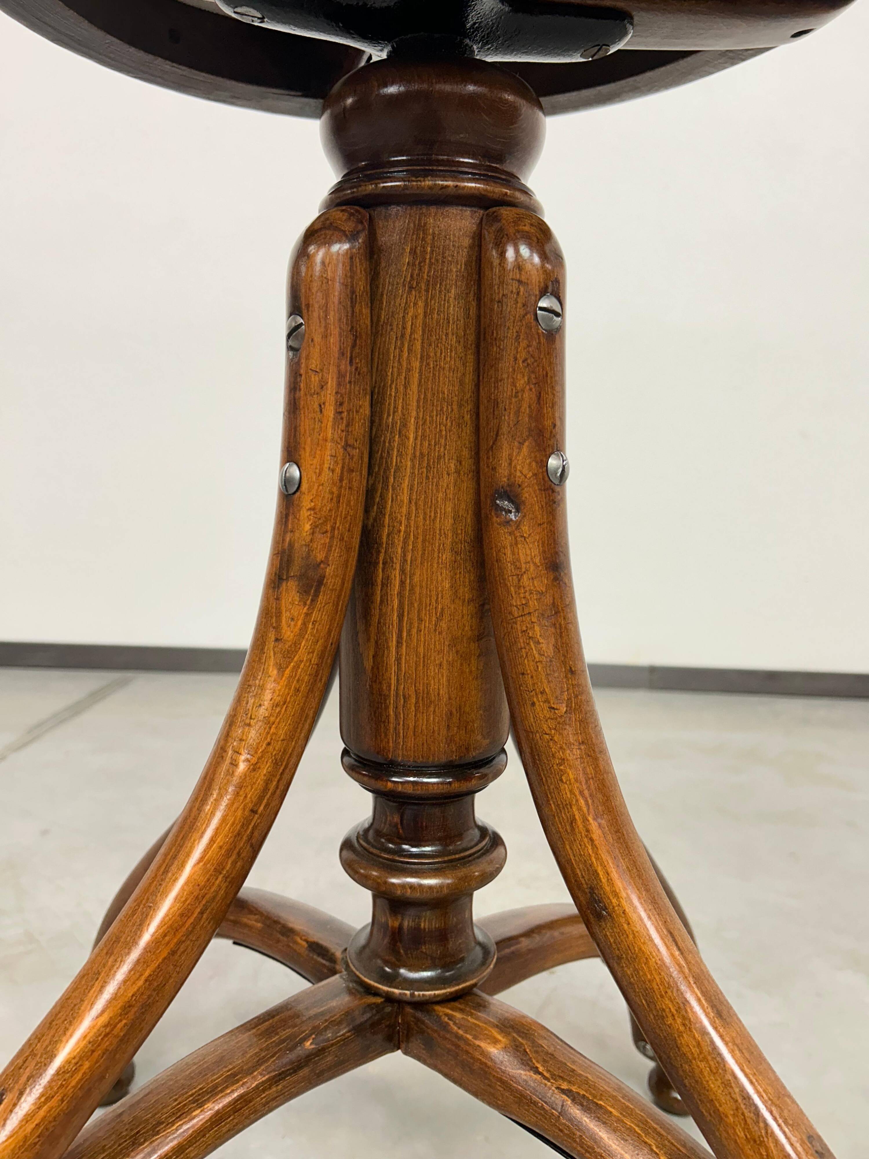 Swivel bar stool