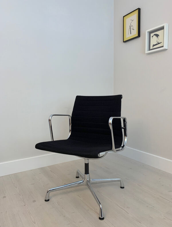 Fauteuil modèle 107 de Charles & Ray pour Vitra