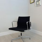 Fauteuil modèle 107 de Charles & Ray pour Vitra
