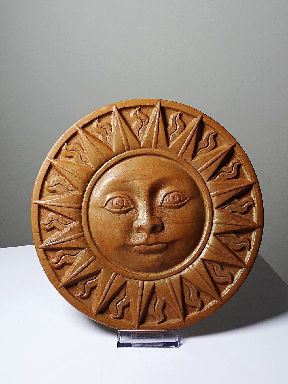 Plaque murale soleil anthropomorphe en terre cuite patinée, Italie 1996