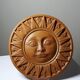 Plaque murale soleil anthropomorphe en terre cuite patinée, Italie 1996