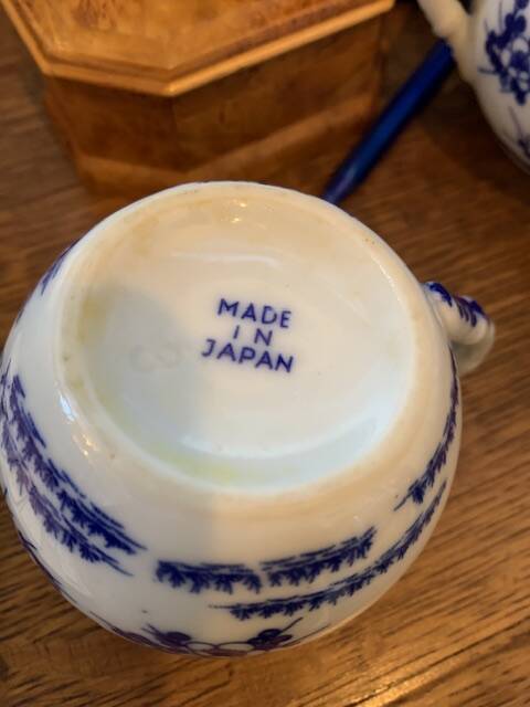 Coffee service composed of 17 pieces, in blue and white porcelain, cherry blossom patterns