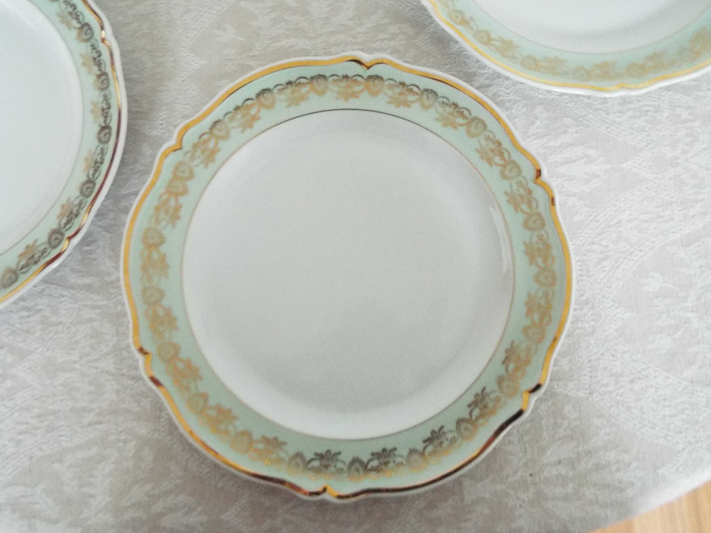 5 flat porcelain plates