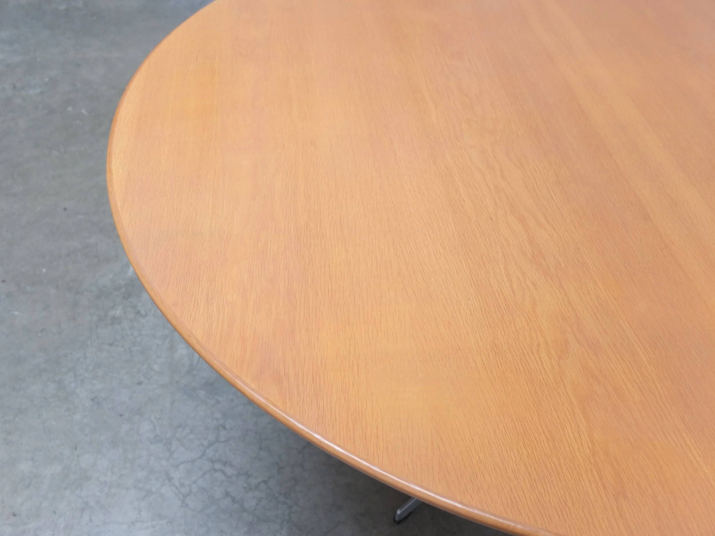 Large 'circular' oak dining table by Arne Jacobsen for Fritz Hansen, 1966