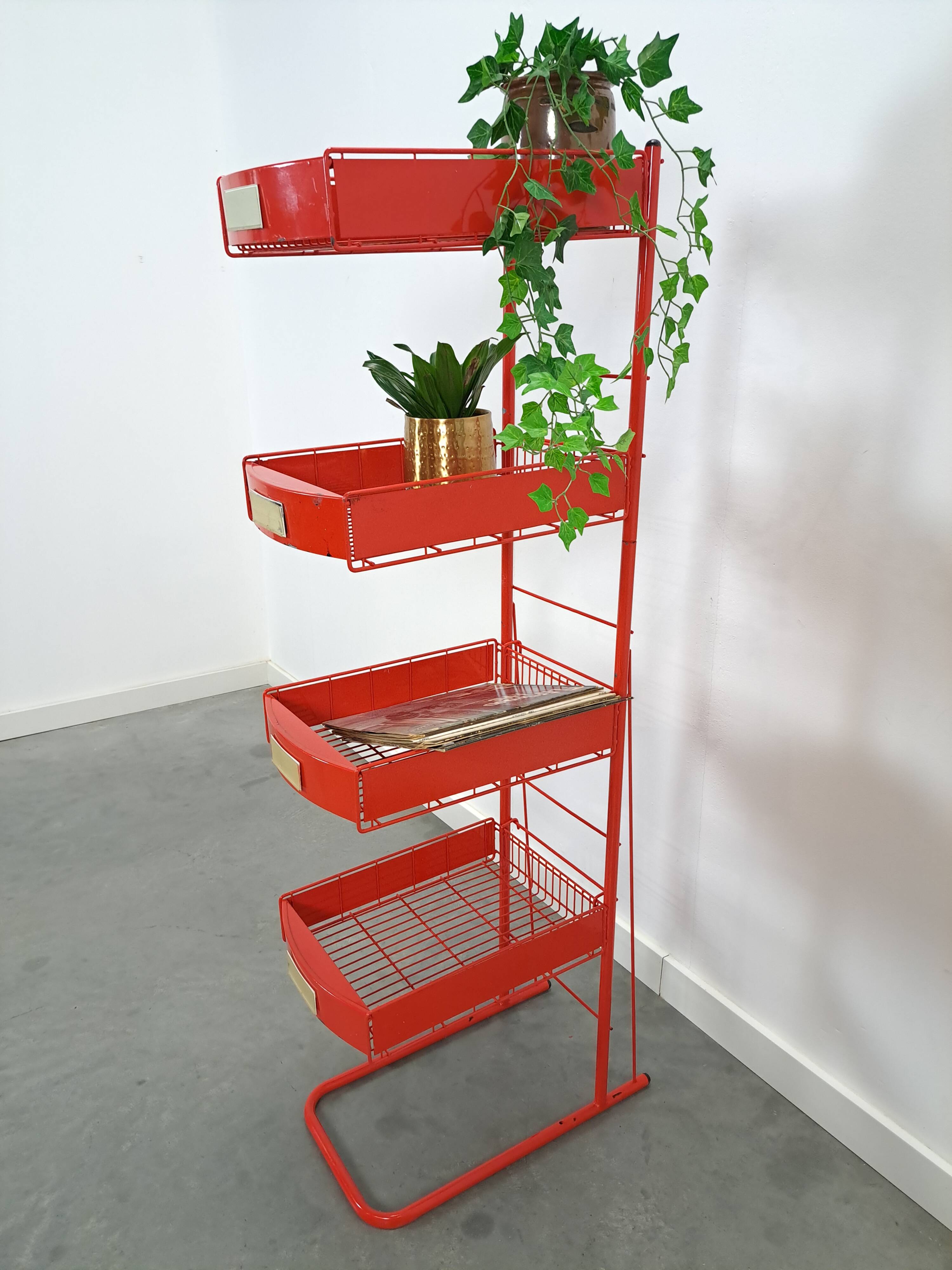 Rood metalen winkelvitrine winkelrek met manden vintage