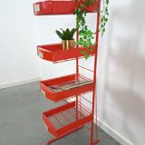 Rood metalen winkelvitrine winkelrek met manden vintage
