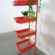 Rood metalen winkelvitrine winkelrek met manden vintage